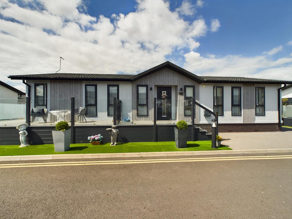 Jack King Drive, Canvey Island, SS8 2 bed bungalow for sale £300,000