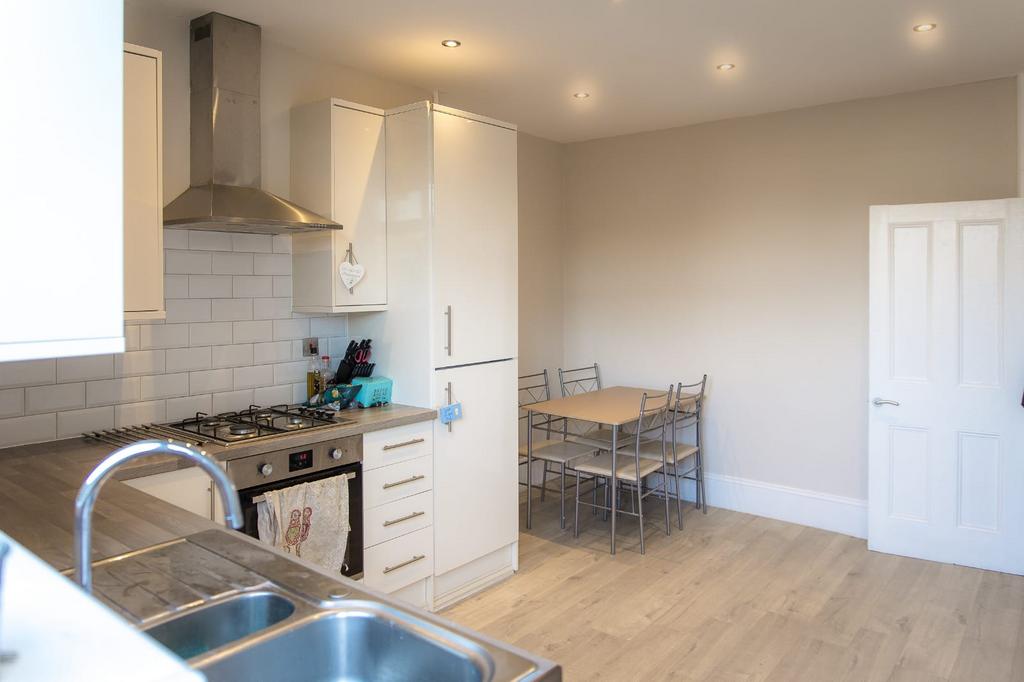 4 Bedroom Flat with Two Large Roof Terraces