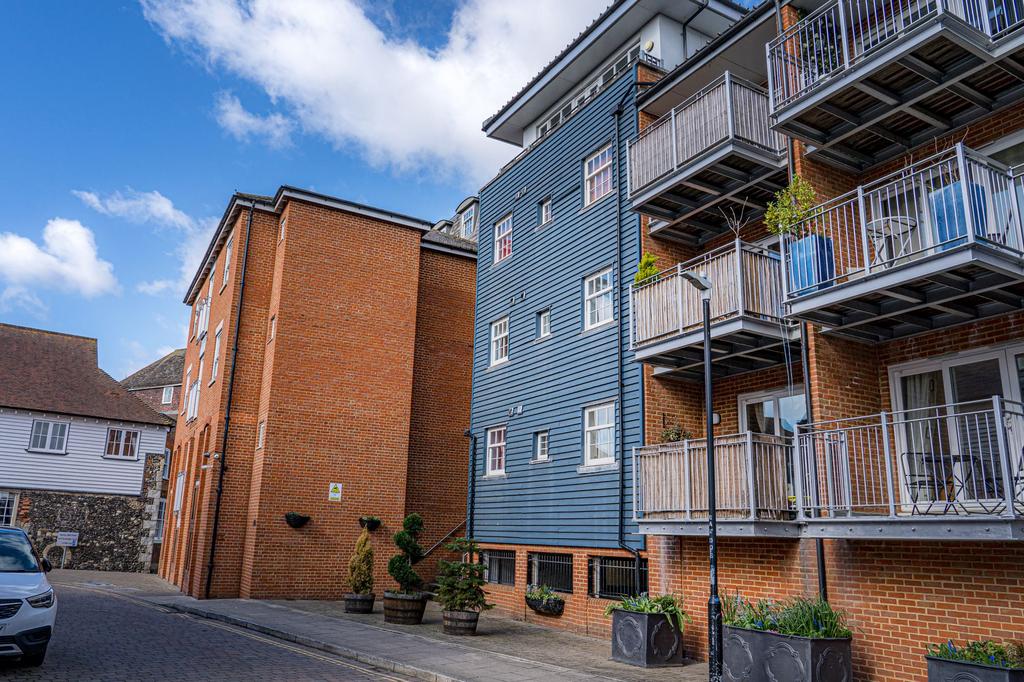 Barton Mill Road, Canterbury, CT1 2 bed apartment for sale £230,000