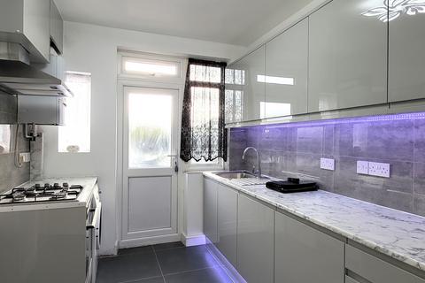 3 bedroom flat to rent, West End Road, Ruislip, HA4