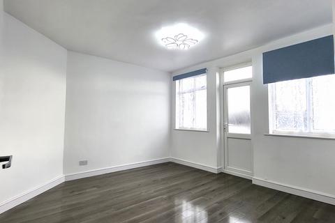 3 bedroom flat to rent, West End Road, Ruislip, HA4