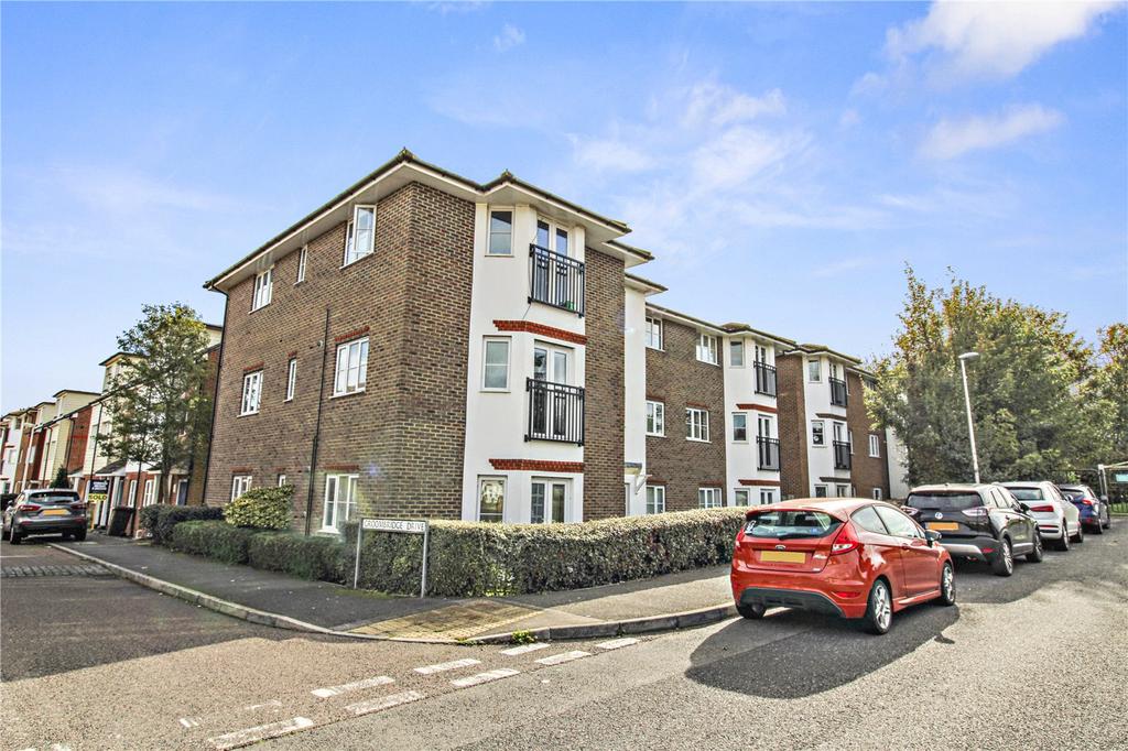 Castlemaine Avenue, Gillingham, Kent... 2 bed flat £1,100 pcm (£254 pw)