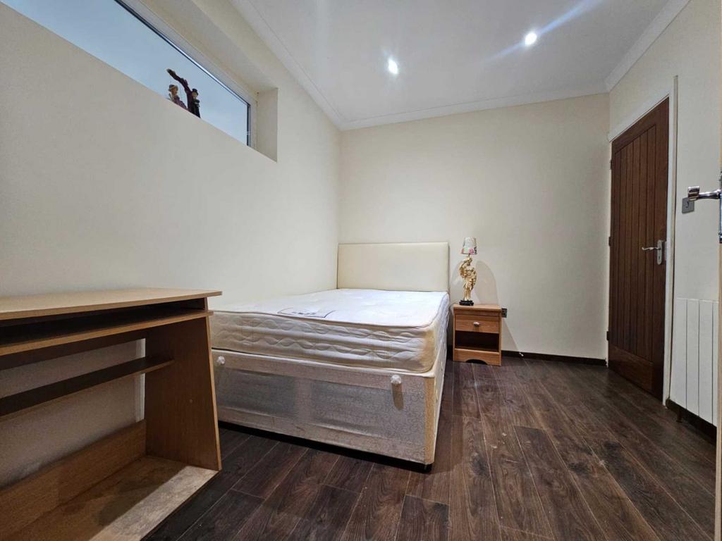 Basildon Avenue, Clayhall IG5 1 bed flat £1,175 pcm (£271 pw)
