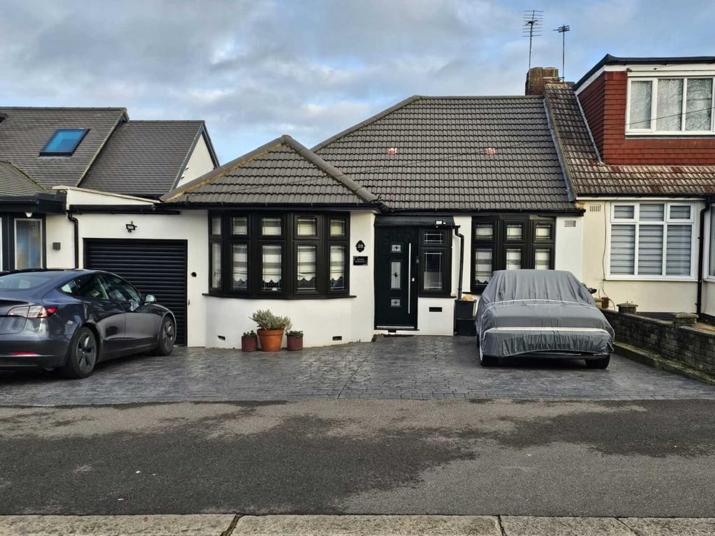 Basildon Avenue, Clayhall IG5 1 bed flat £1,175 pcm (£271 pw)