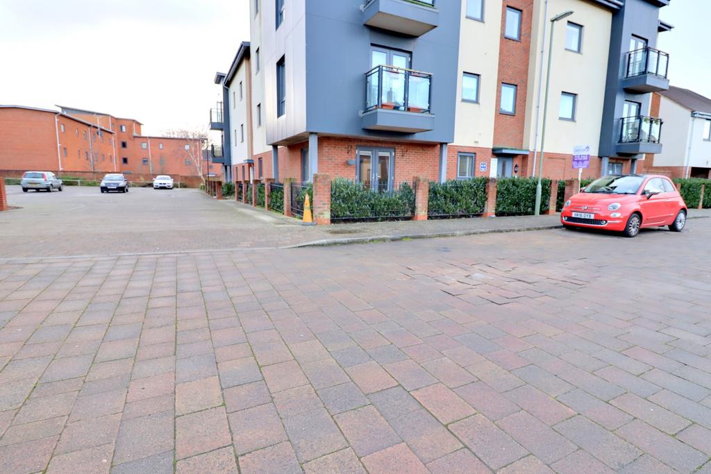 Prunella Place, Waterlooville 2 bed apartment to rent £1,250 pcm (£