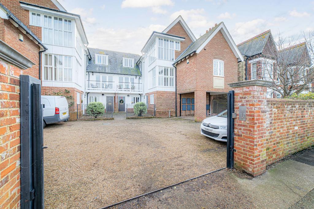 West Cliff, Whitstable, CT5 2 bed apartment for sale £425,000