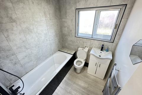 2 bedroom maisonette to rent, Gorton Lane, Manchester, M12