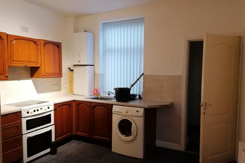 4 bedroom end of terrace house to rent, Ashton Road, Oldham OL8