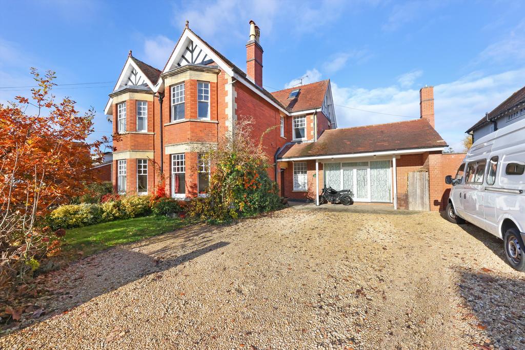 Ryeworth Road, Charlton Kings, Cheltenham, Gloucestershire, GL52 5 bed