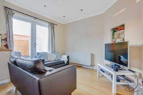 4 bedroom end of terrace house to rent, Seely Road, London SW17