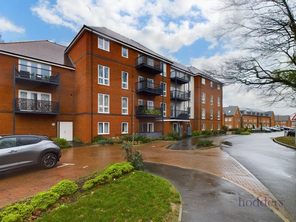 Blackbess Lane, Chertsey, Surrey, KT16 2 bed apartment to rent £1,695