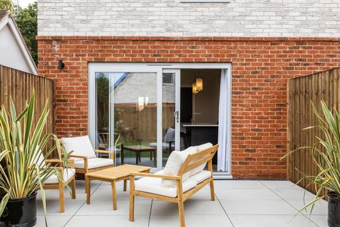 24b Coulsdon Court Road, Coulsdon, CR5 2LL