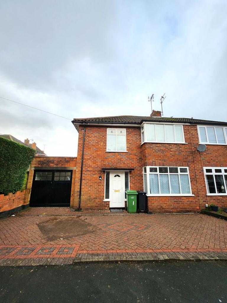 Brooklyn Grove, Kingswinford DY6 3 bed semidetached house to rent £