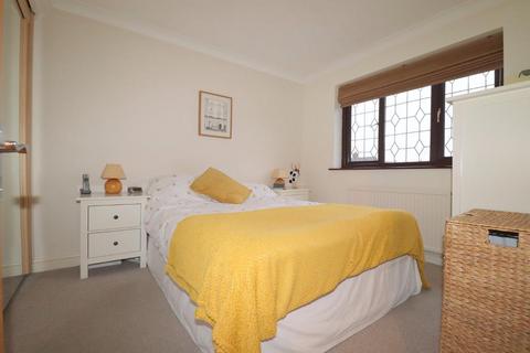 24 Emmer Green, Luton, LU2 8UH