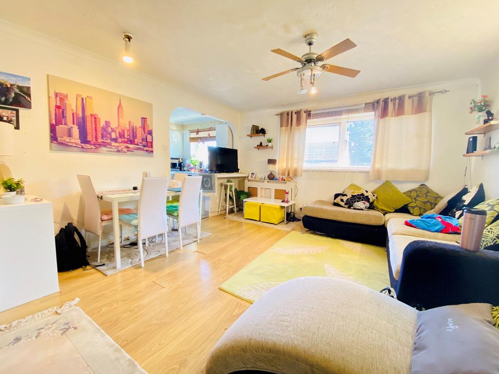 Clifton Road, London, SE25 2 bed to rent £1,400 pcm (£323 pw)