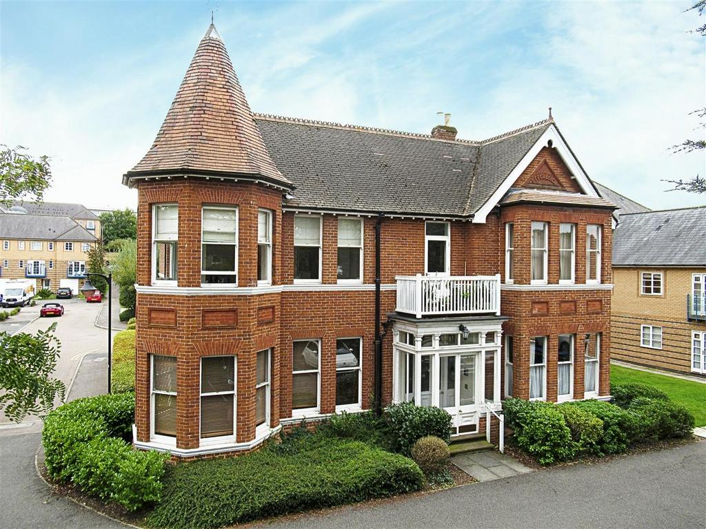 Newland Gardens, Hertford SG13 3 bed flat for sale £400,000