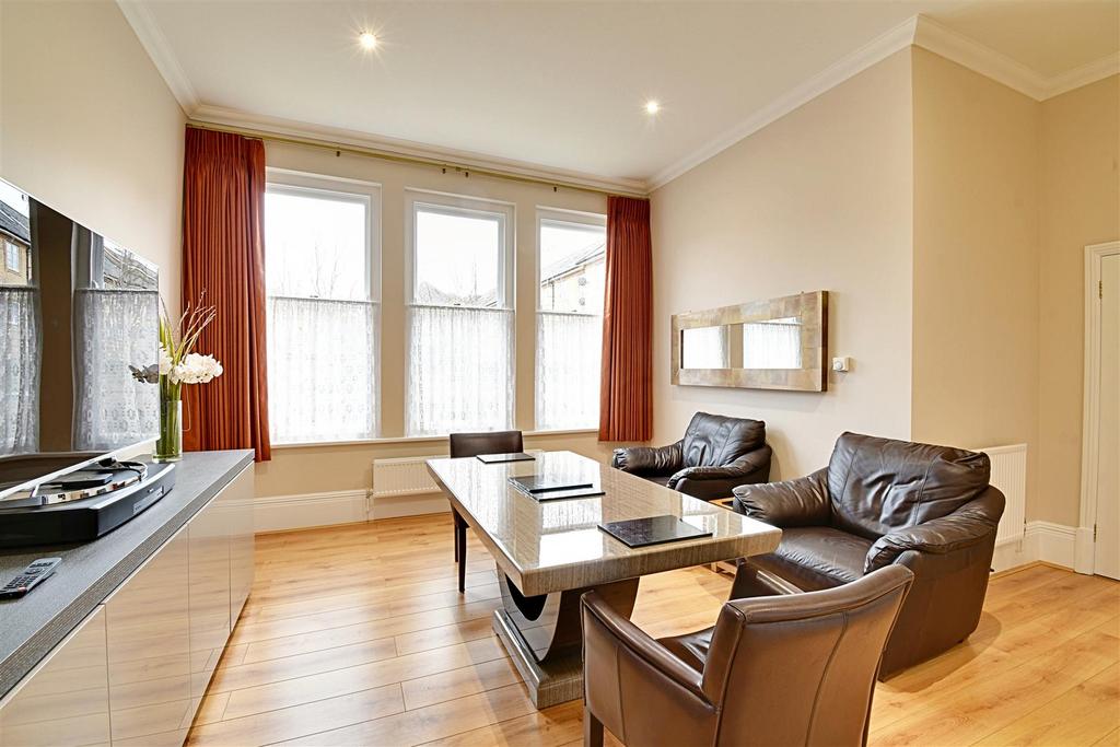 Newland Gardens, Hertford SG13 3 bed flat for sale £400,000