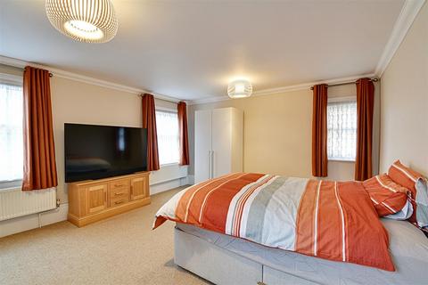 3 bedroom flat for sale, Newland Gardens, Hertford SG13