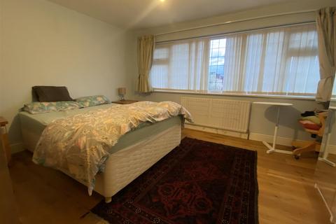 2 The Bracken, London, E4 7HY