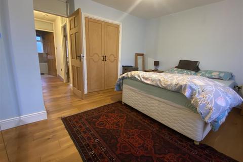 2 The Bracken, London, E4 7HY