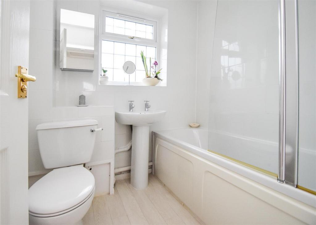 8 Laburnum Street- Bathroom.jpg