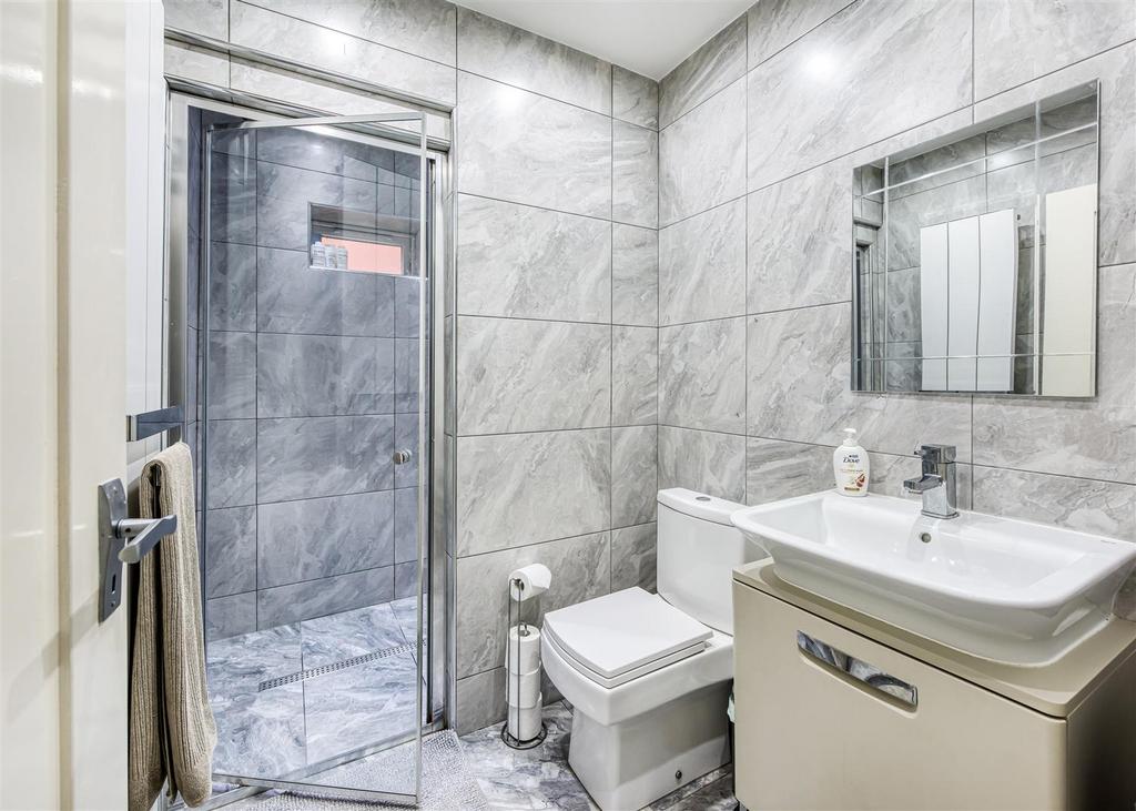 288b Penn Road shower room.jpg