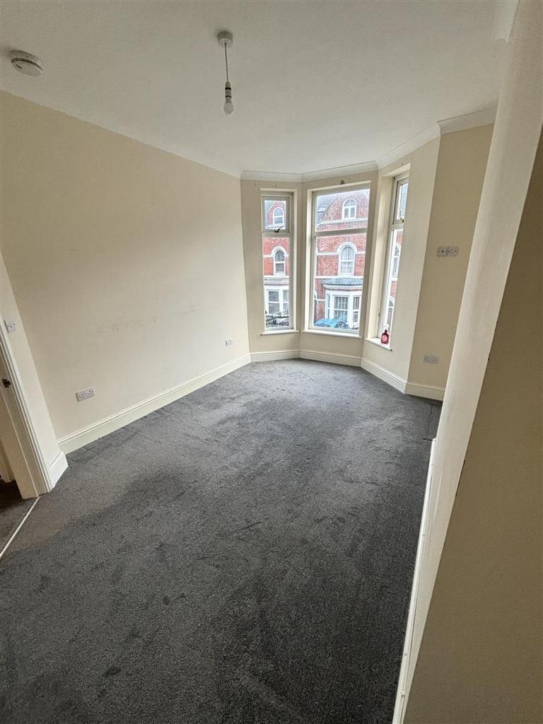 7 Londesborough Road, Scarborough YO12 2 bed apartment £625 pcm (£144 pw)