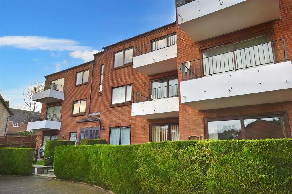 Holway Road, Sheringham 2 bed flat for sale £260,000