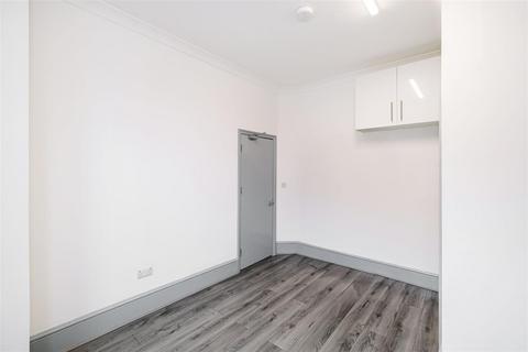 Studio to rent, Forest Road, Walthamstow, E17