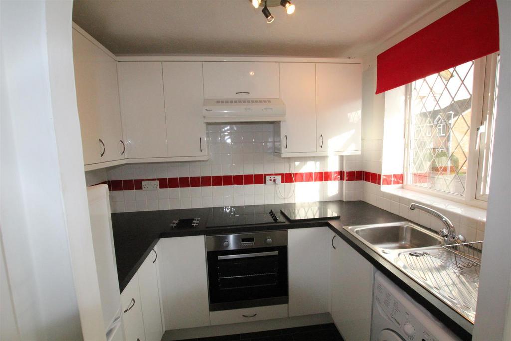 Shearwater Close, Stevenage 2 bed terraced house £1,300 pcm (£300 pw)