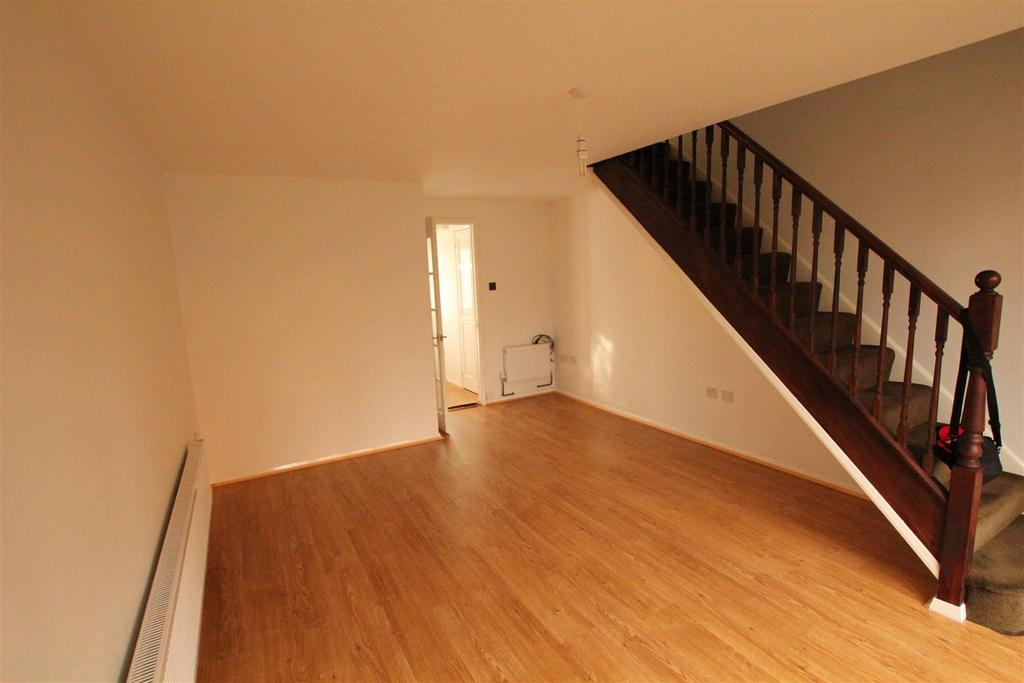 Shearwater Close, Stevenage 2 bed terraced house £1,300 pcm (£300 pw)