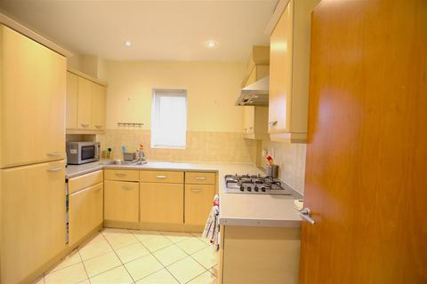 2 bedroom flat to rent, 90 Great North Way, London NW4