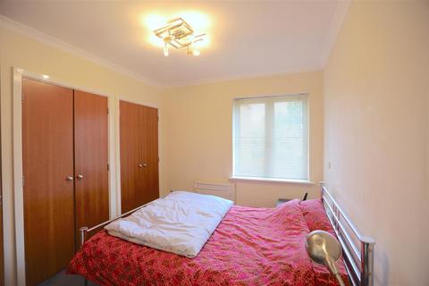 2 bedroom flat to rent, 90 Great North Way, London NW4