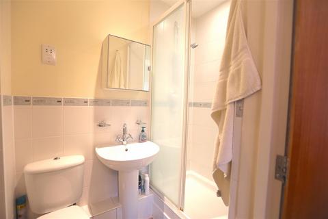 2 bedroom flat to rent, 90 Great North Way, London NW4