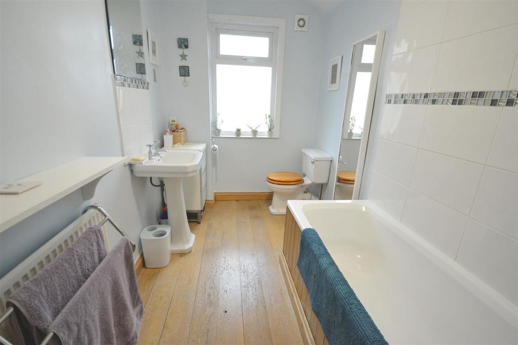 Bathroom suite