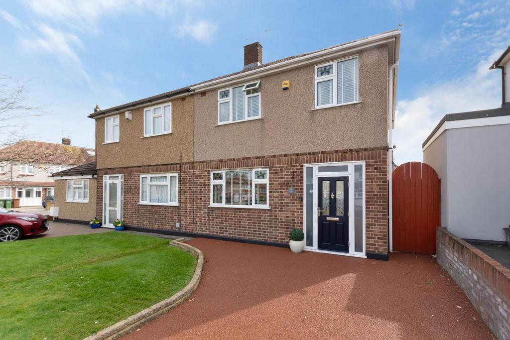 Ightham Road, Erith 3 bed house £1,900 pcm (£438 pw)