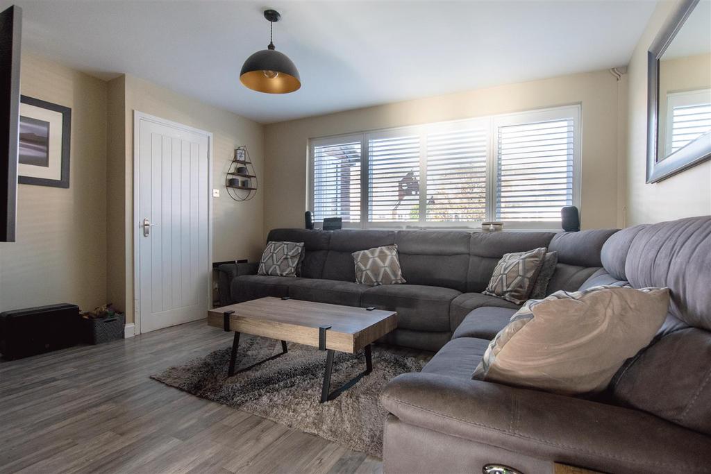 Mallows Drive, Raunds, Wellingborough 3 bed semidetached house for