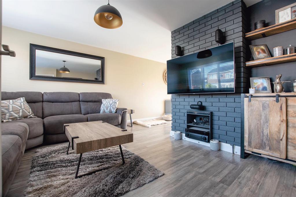 Mallows Drive, Raunds, Wellingborough 3 bed semidetached house for