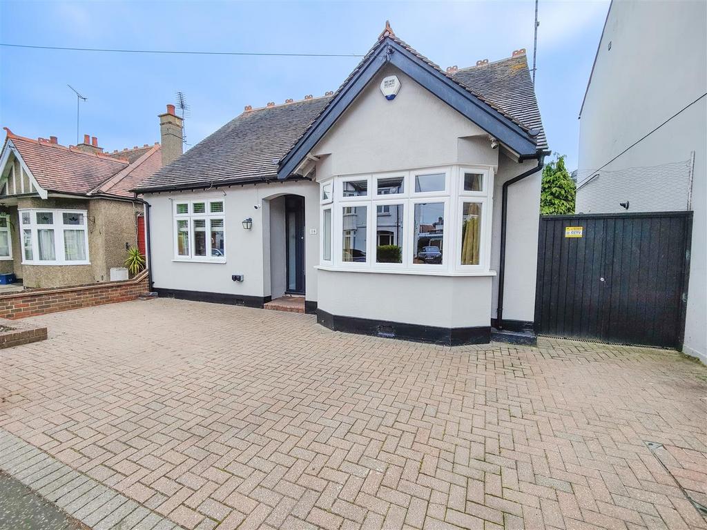 PAVILION DRIVE, LeighOnSea 2 bed bungalow for sale £600,000