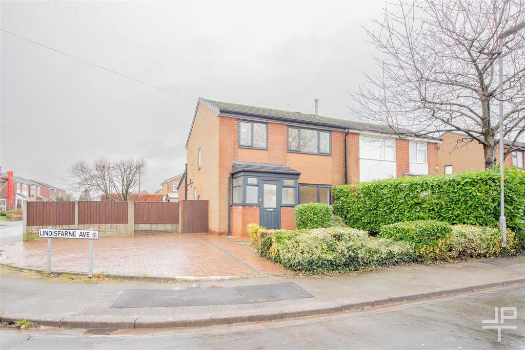 Lindisfarne Avenue, Lowton WA3 3 bed semidetached house for sale £