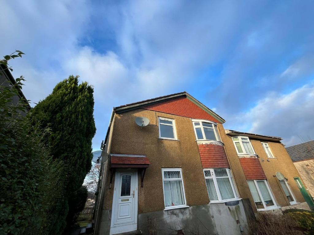 Croftside Avenue, Croftfoot, Glasgow... 3 bed flat £850 pcm (£196 pw)