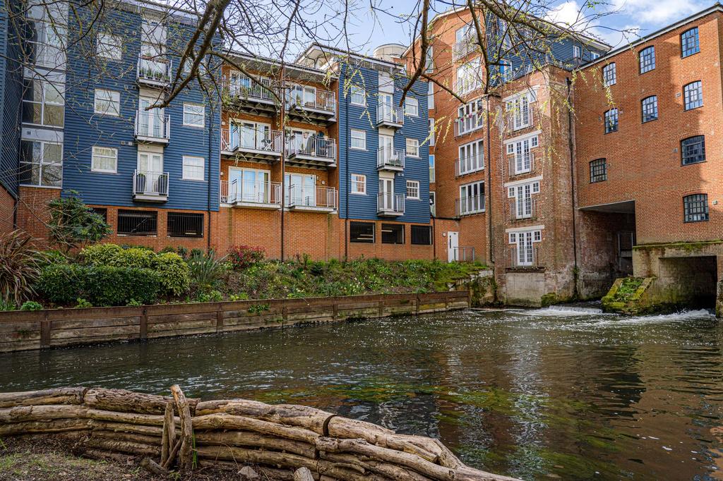 Barton Mill Road, Canterbury, CT1 3 bed flat for sale £375,000