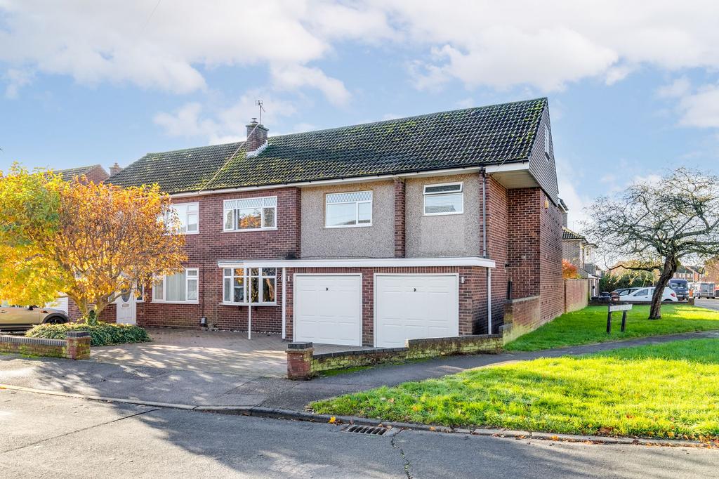Cozens Road, Ware SG12 5 bed semidetached house for sale £750,000