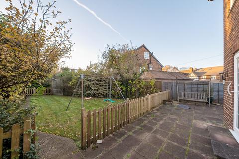37 Ainsdale Crescent, Pinner, HA5 5SF