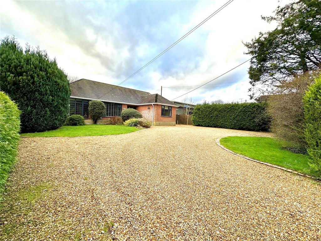 South Gorley, Ringwood, Hampshire, BH24 4 bed bungalow for sale - £835,000