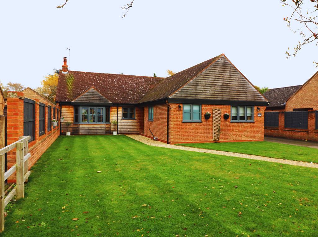 Field Barn Lane, Cropthorne WR10 3 bed detached bungalow for sale £