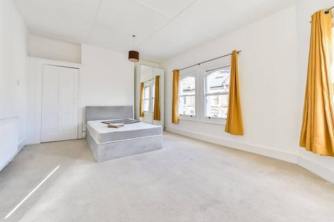 3 bedroom flat to rent, Broomwood Road, Between the Commons, London, SW11