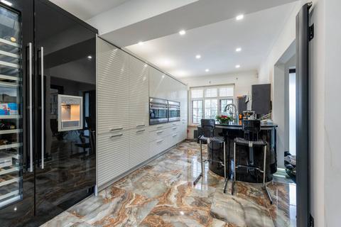 4 Savile Close, New Malden, KT3 5QG