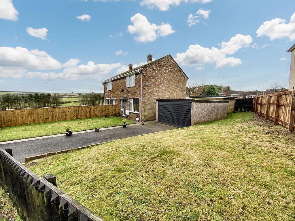 Waveney Gardens, Stanley, Durham, DH9 7NG 2 bed semidetached house for