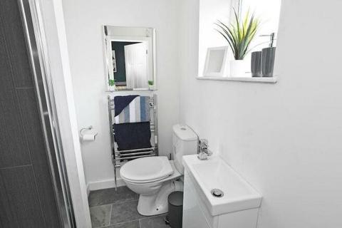 4 bedroom house share to rent - Granite Street, Oldham,